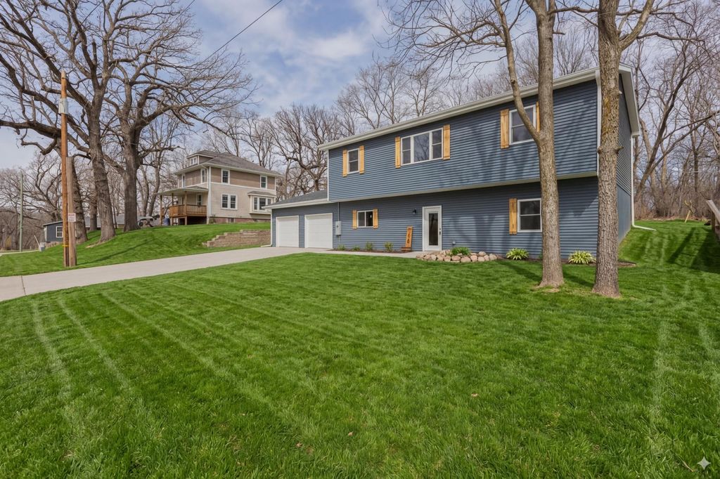 712 LINDBERG Drive, Council Bluffs, IA 51503