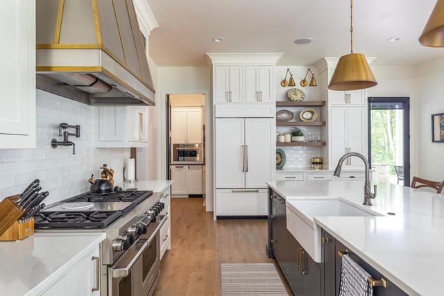 2411 LOXLEY COURT, Suamico, WI 54173