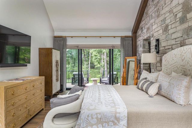 2411 LOXLEY COURT, Suamico, WI 54173