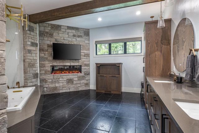 2411 LOXLEY COURT, Suamico, WI 54173