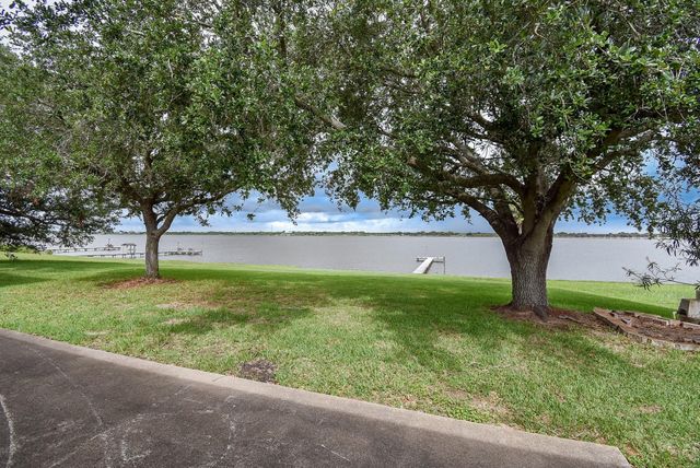 748 W Bayshore Drive, Palacios, TX 77465