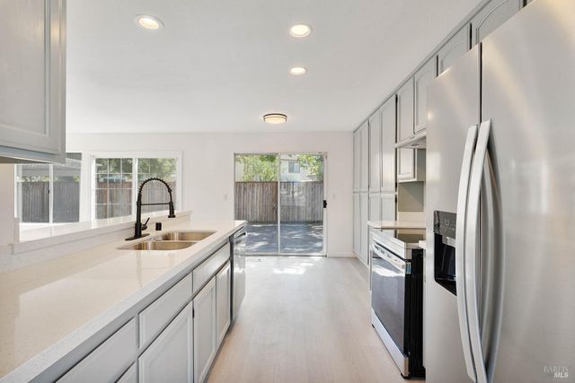 948 Shadywood Cir, Suisun City, CA 94585