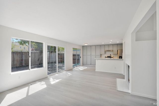 948 Shadywood Cir, Suisun City, CA 94585