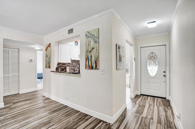 140 Lake Meryl Drive 140, West Palm Beach, FL 33411