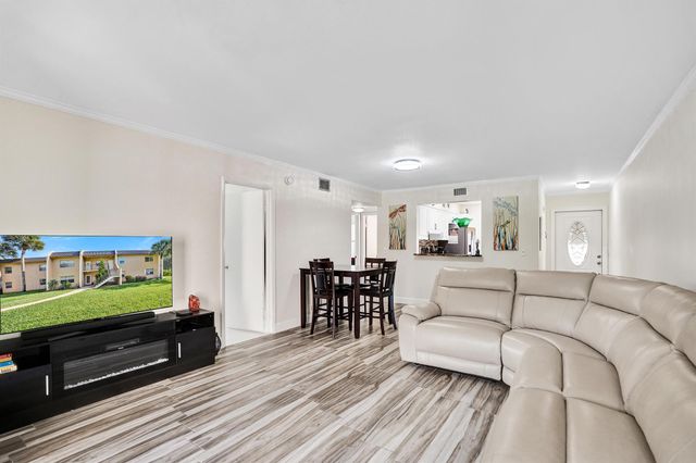 140 Lake Meryl Drive 140, West Palm Beach, FL 33411