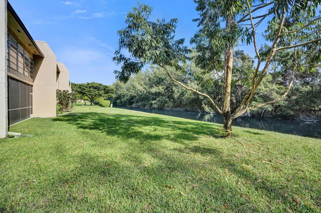 140 Lake Meryl Drive 140, West Palm Beach, FL 33411