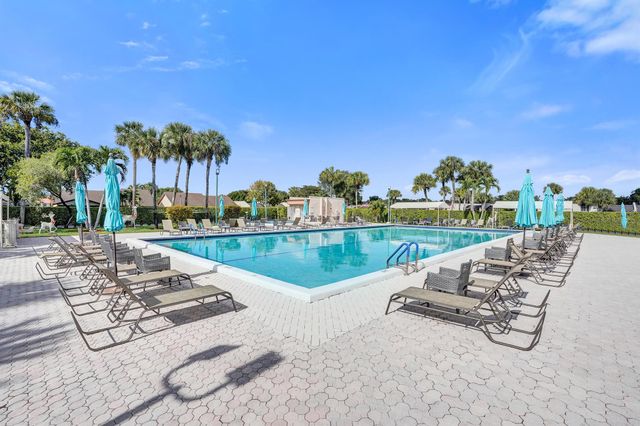 140 Lake Meryl Drive 140, West Palm Beach, FL 33411