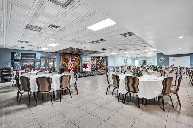 140 Lake Meryl Drive 140, West Palm Beach, FL 33411