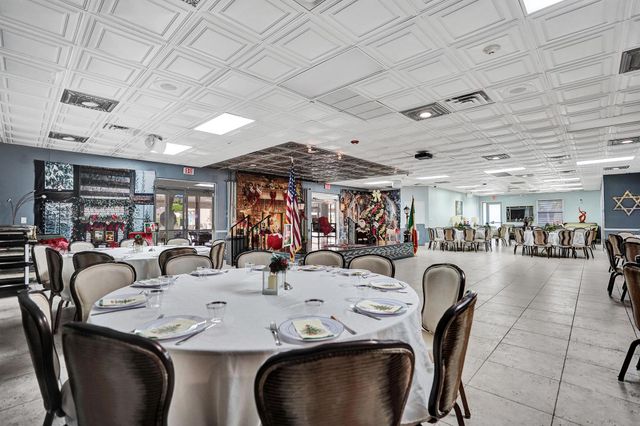 140 Lake Meryl Drive 140, West Palm Beach, FL 33411