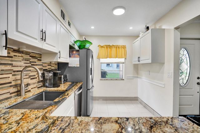 140 Lake Meryl Drive 140, West Palm Beach, FL 33411