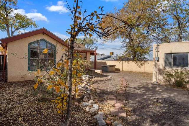 218 Amherst Drive SE, Albuquerque, NM 87106