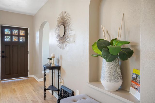 218 Amherst Drive SE, Albuquerque, NM 87106