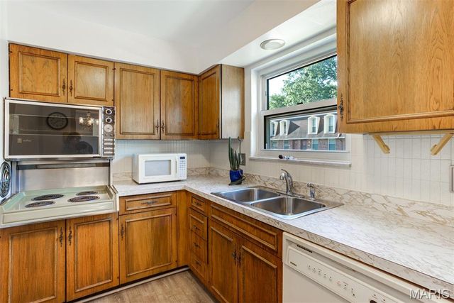 4353 Chateau De Ville Drive D, Oakville, MO 63129