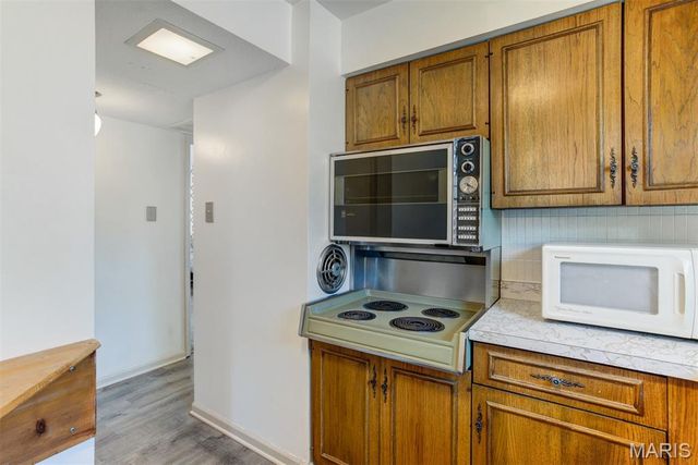 4353 Chateau De Ville Drive D, Oakville, MO 63129