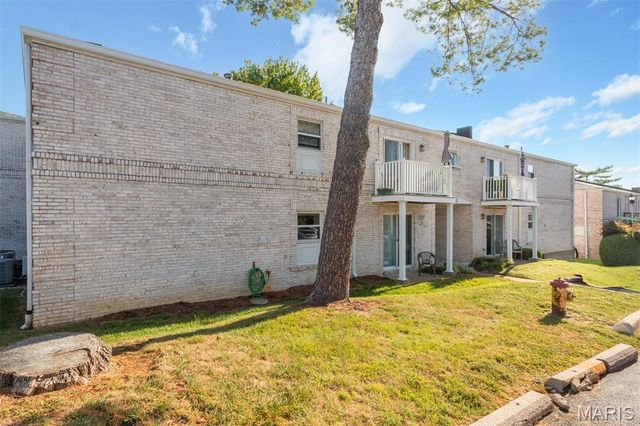 4353 Chateau De Ville Drive D, Oakville, MO 63129