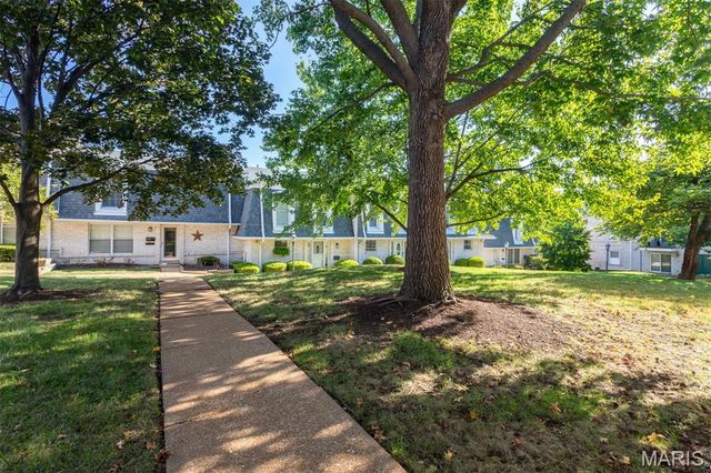 4353 Chateau De Ville Drive D, Oakville, MO 63129