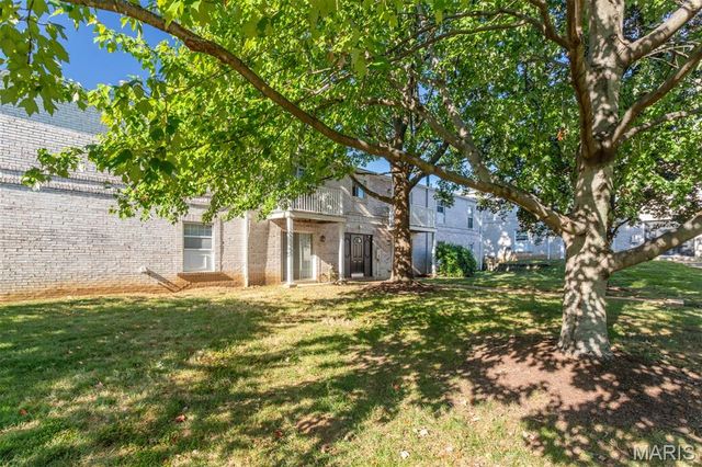 4353 Chateau De Ville Drive D, Oakville, MO 63129