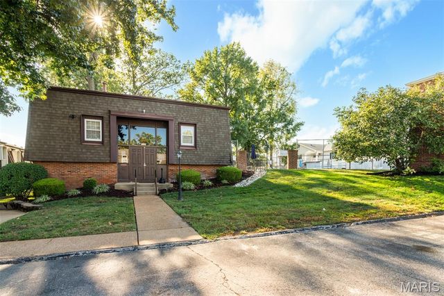 4353 Chateau De Ville Drive D, Oakville, MO 63129