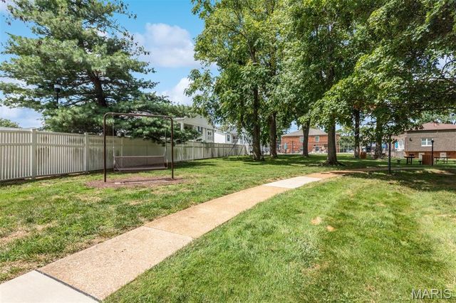 4353 Chateau De Ville Drive D, Oakville, MO 63129