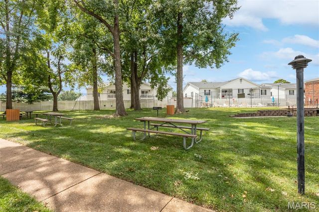 4353 Chateau De Ville Drive D, Oakville, MO 63129