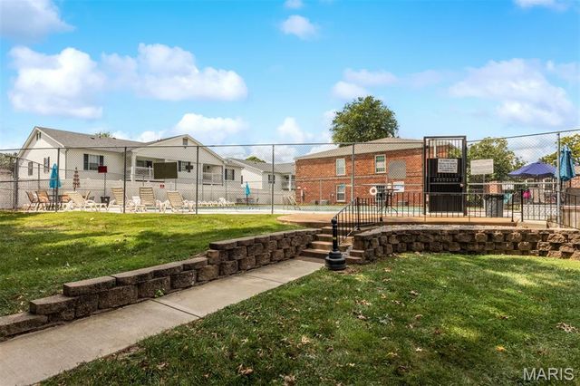 4353 Chateau De Ville Drive D, Oakville, MO 63129