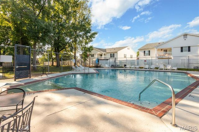 4353 Chateau De Ville Drive D, Oakville, MO 63129