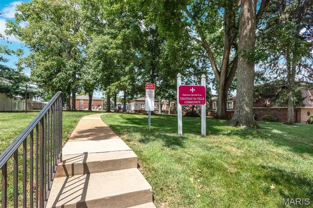 4353 Chateau De Ville Drive D, Oakville, MO 63129
