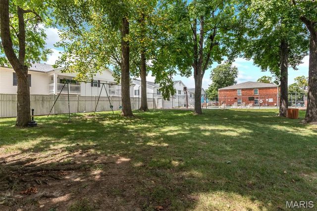 4353 Chateau De Ville Drive D, Oakville, MO 63129