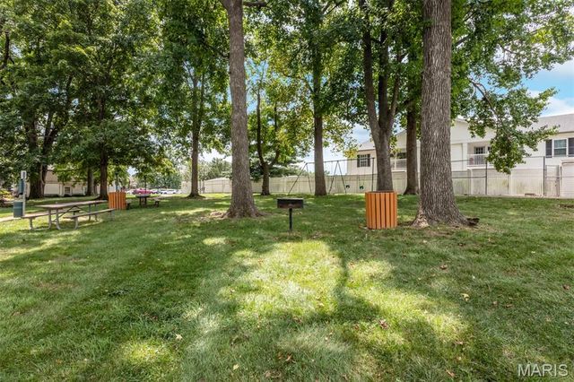 4353 Chateau De Ville Drive D, Oakville, MO 63129