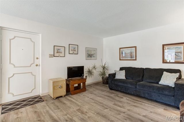 4353 Chateau De Ville Drive D, Oakville, MO 63129