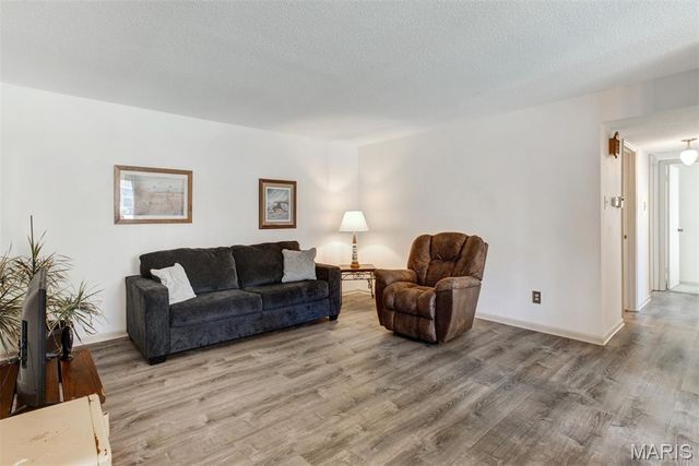 4353 Chateau De Ville Drive D, Oakville, MO 63129