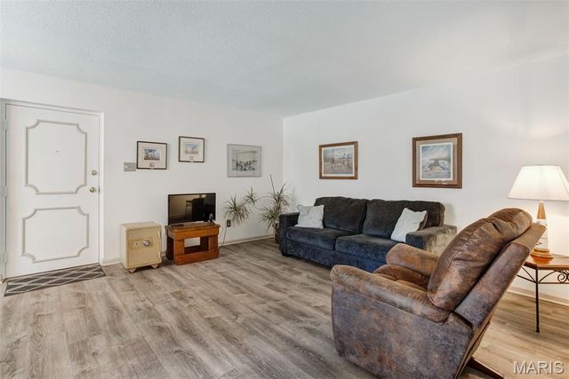 4353 Chateau De Ville Drive D, Oakville, MO 63129