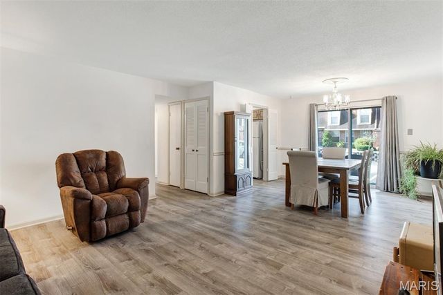 4353 Chateau De Ville Drive D, Oakville, MO 63129