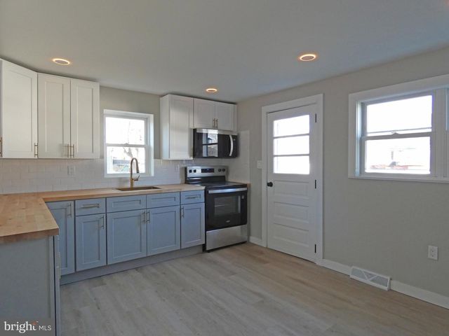 411 MANOR AVE, Carneys Point, NJ 08069