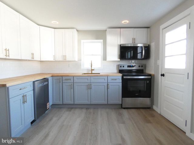 411 MANOR AVE, Carneys Point, NJ 08069