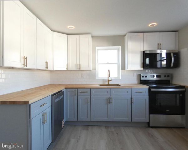 411 MANOR AVE, Carneys Point, NJ 08069