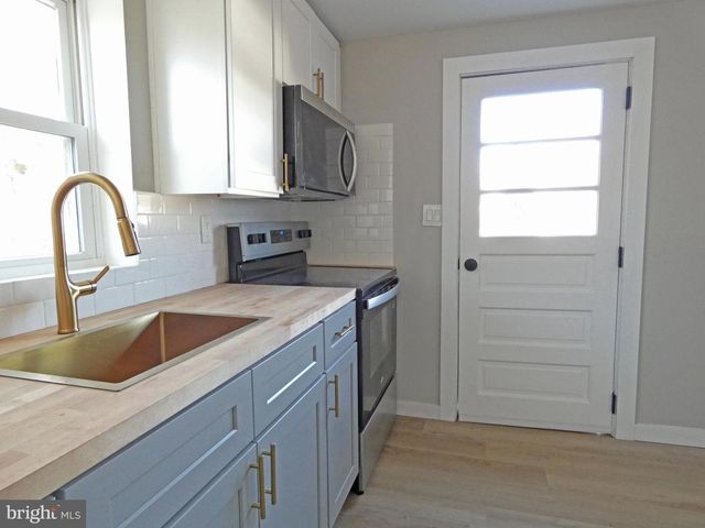 411 MANOR AVE, Carneys Point, NJ 08069