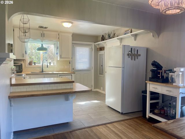 3280 SHERMAN Ave, North Bend, OR 97459