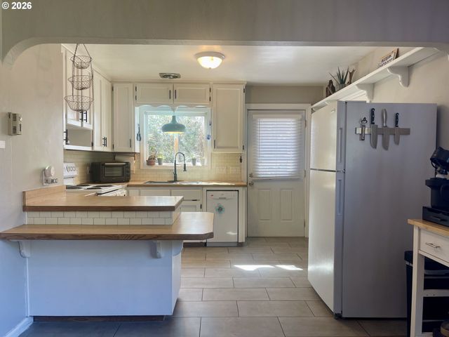 3280 SHERMAN Ave, North Bend, OR 97459