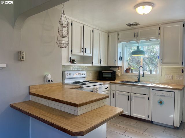 3280 SHERMAN Ave, North Bend, OR 97459