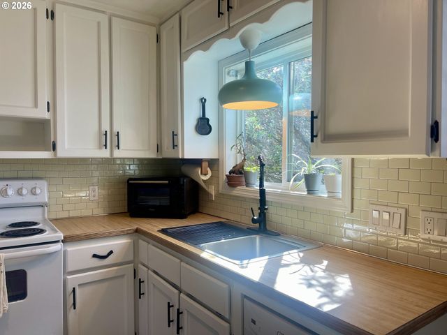 3280 SHERMAN Ave, North Bend, OR 97459