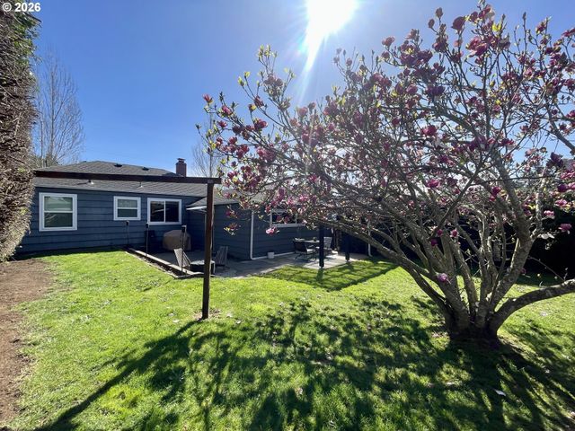 3280 SHERMAN Ave, North Bend, OR 97459