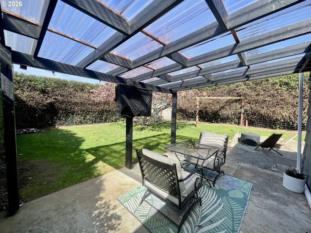 3280 SHERMAN Ave, North Bend, OR 97459