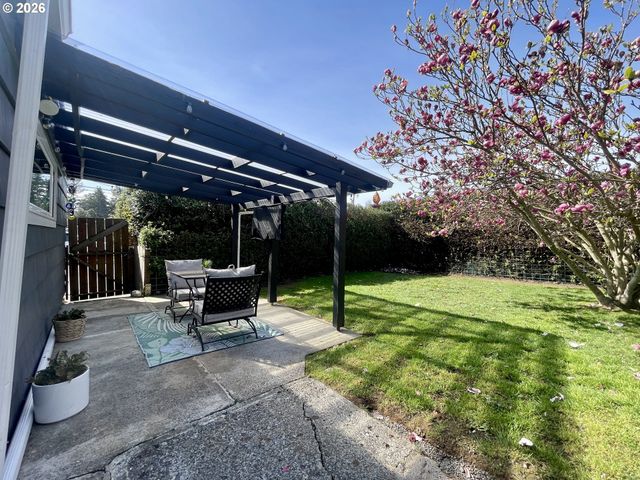 3280 SHERMAN Ave, North Bend, OR 97459