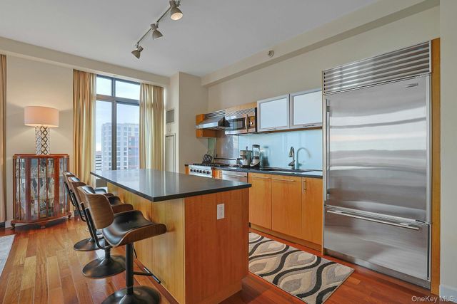 25 City Place 10C, White Plains, NY 10601