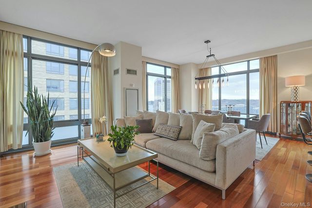 25 City Place 10C, White Plains, NY 10601