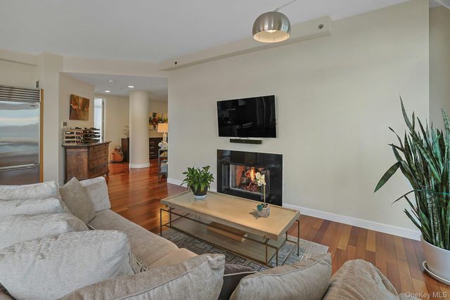 25 City Place 10C, White Plains, NY 10601