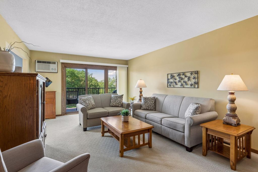 2700 Oxford Street N 140, Roseville, MN 55113 — exterior
