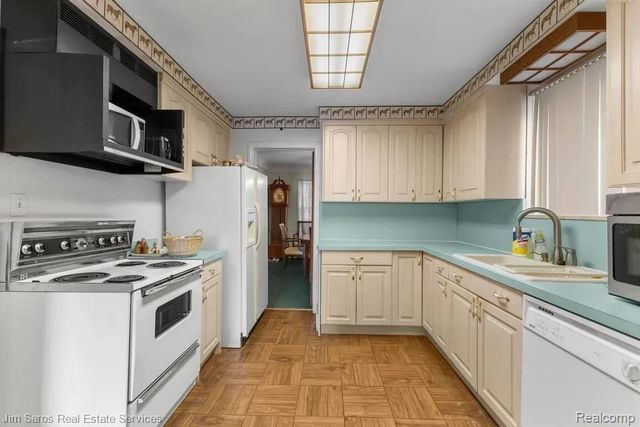 1883 Lochmoor Boulevard, Grosse Pointe, MI 48236