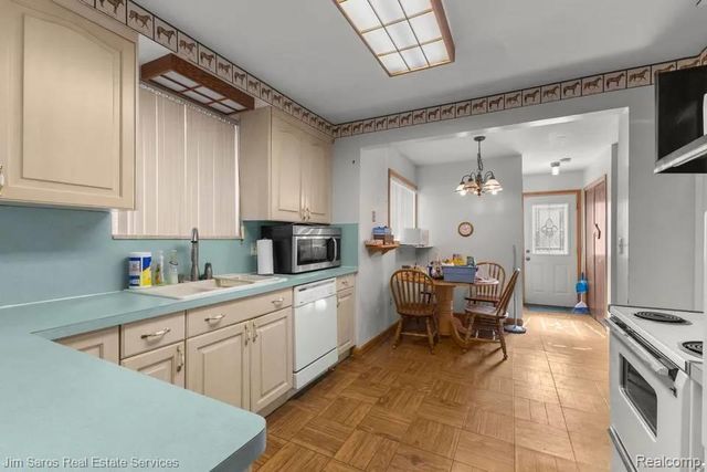 1883 Lochmoor Boulevard, Grosse Pointe, MI 48236